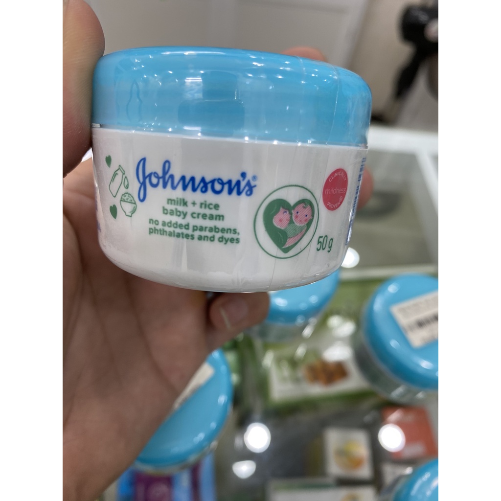 Kem dưỡng da chứa sữa và gạo Johnson Baby hộp 50g giúp bổ sung tinh chất sữa và vitamin B5 & E, giúp da mềm mịn