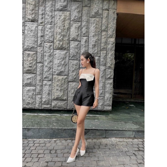 Jumpsuit short 2 dây kèm tag đá