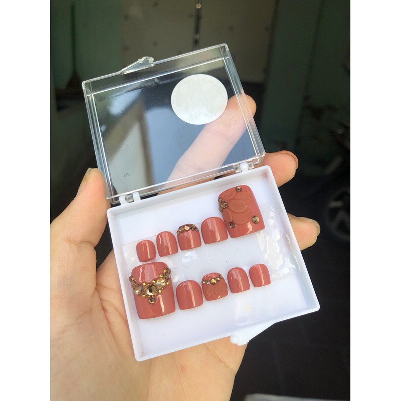 Móng giả thiết kế chân đính hoa đá