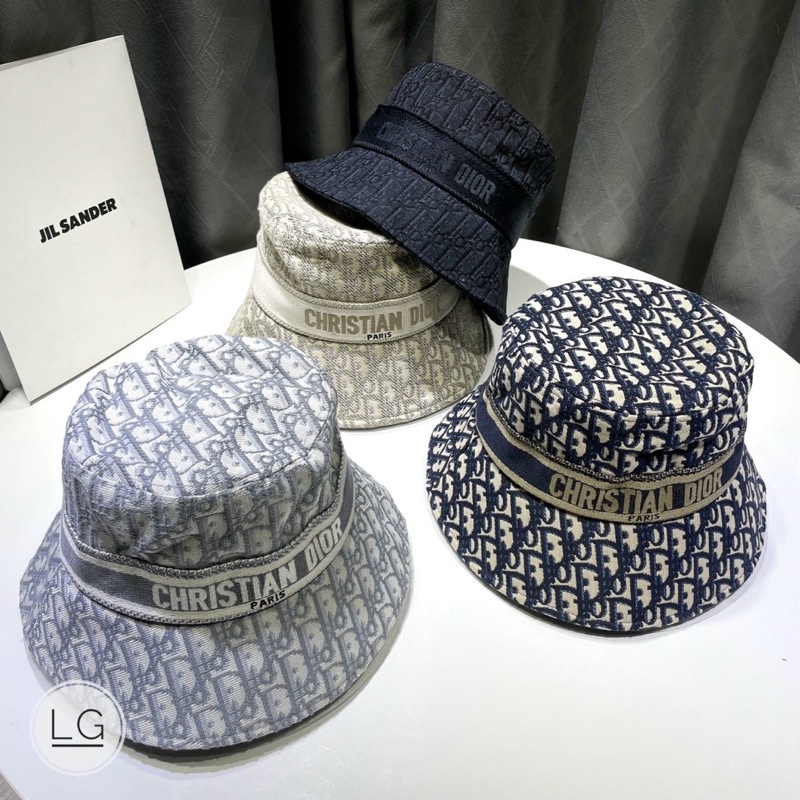 Cặp mũ bucker và lưỡi trai dior đai thêu