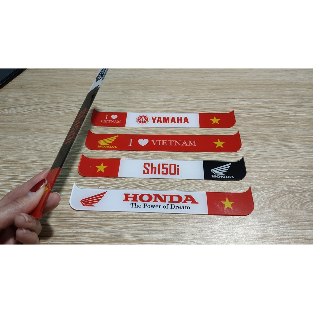 Khung biển số xe máy inox có logo cờ ngang phía dưới có kính có viền
