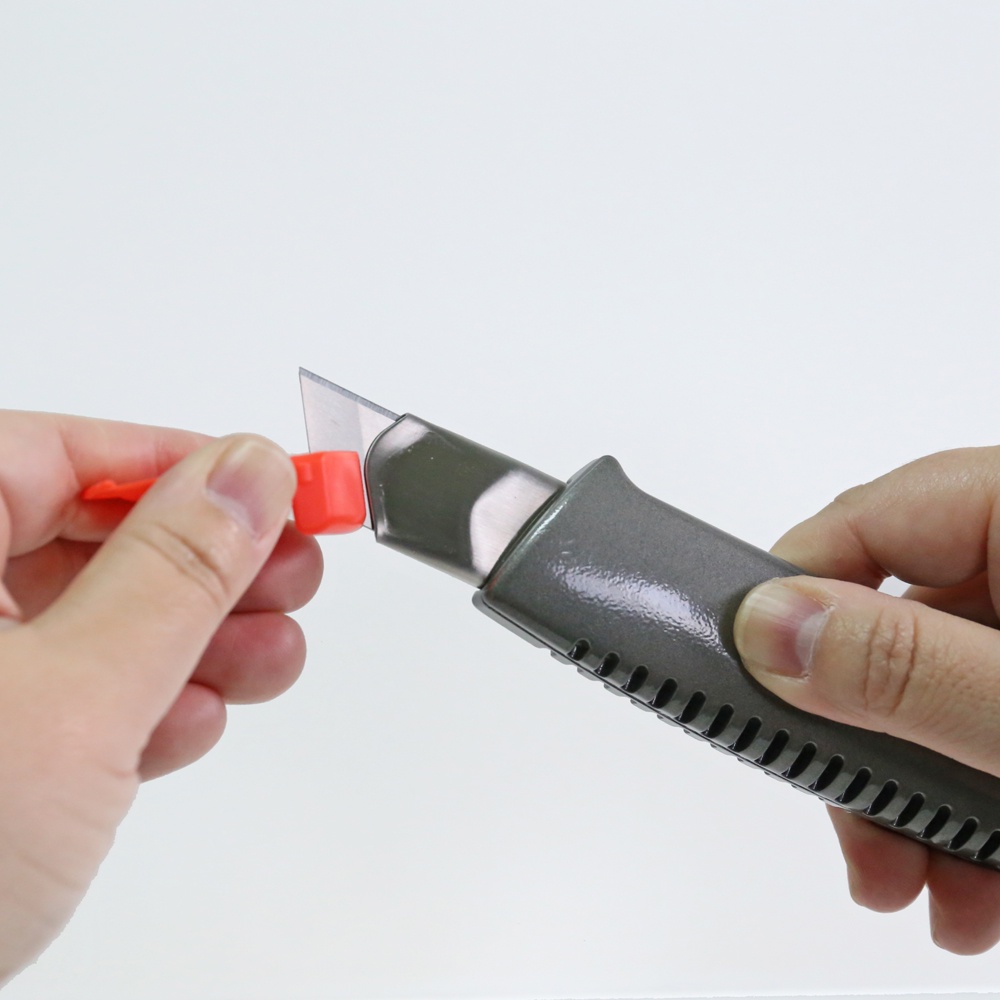 Dao dọc giấy bản lưỡi rộng 18mm màu xám có chốt khóa NT Cutter L-500GP