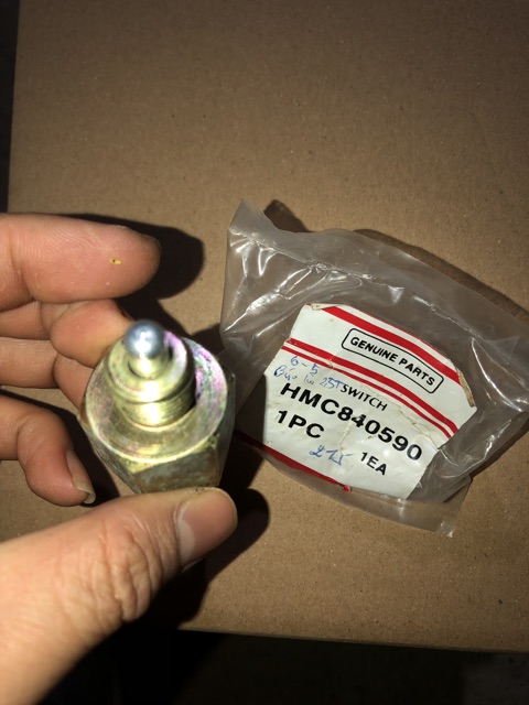 phutungthaythe| núm báo lùi ô tô huyndai 2,5 tấn ( núm báo lùi oto)