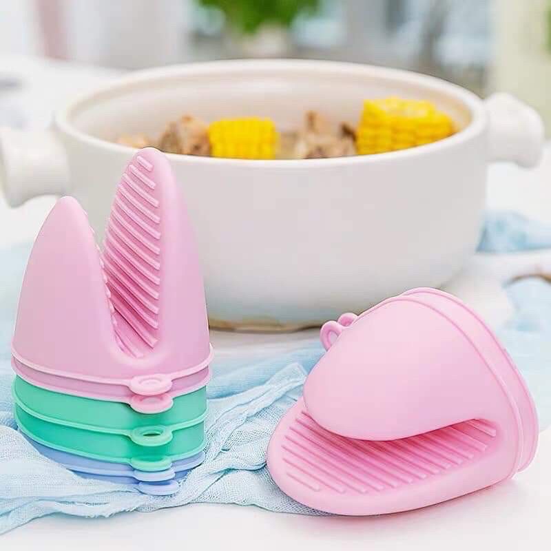 Set 2 miếng kẹp nhấc nồi chống nóng silicon tiện dụng.