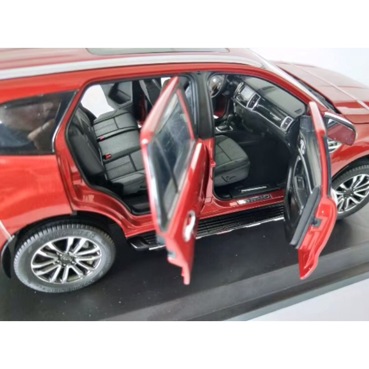 Mô hình xe Ford Everest tỉ lệ 1/18