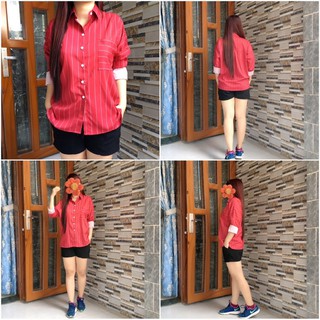 Áo sơ mi oversize sọc đỏ.
