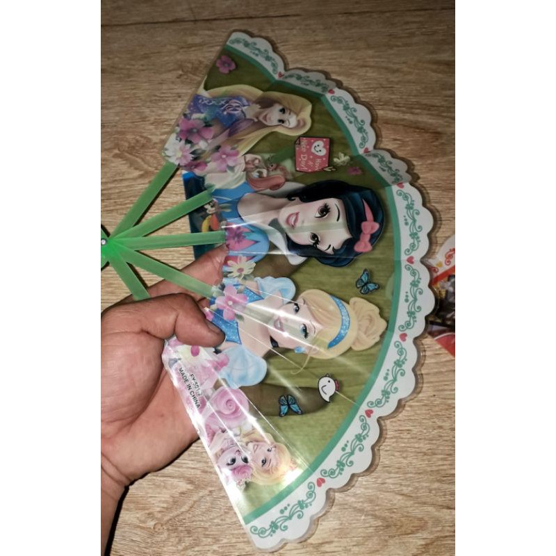 Một chiếc quạt nhựa cầm tay loại lớn dài 20 cm rất đẹp