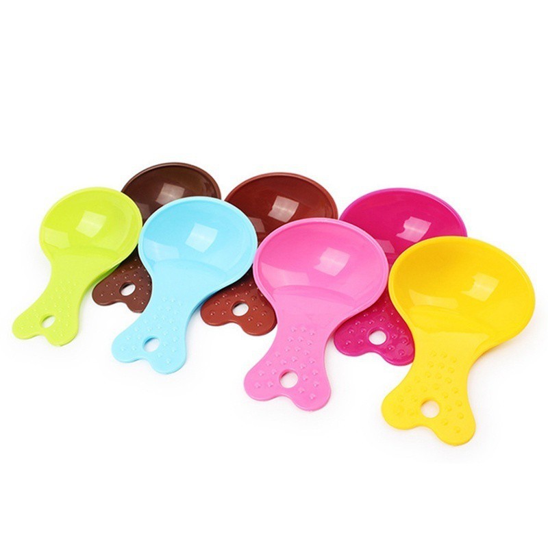 Thìa xúc thức ăn cho thú cưng làm từ nhựa kích thước 10.5cm*7.3cm nhiều màu sắc