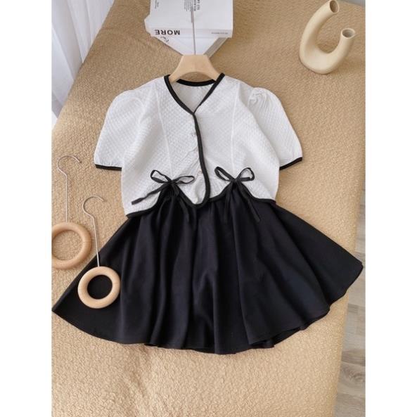 Set áo croptop xốp trắng viền đen kèm chân váy xòe đen ngắn