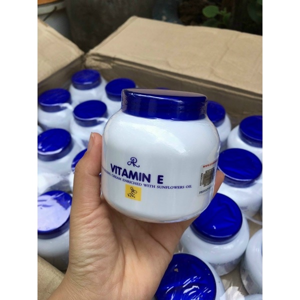 Vitamin e nắp xanh dưỡng ẩm làm mềm da