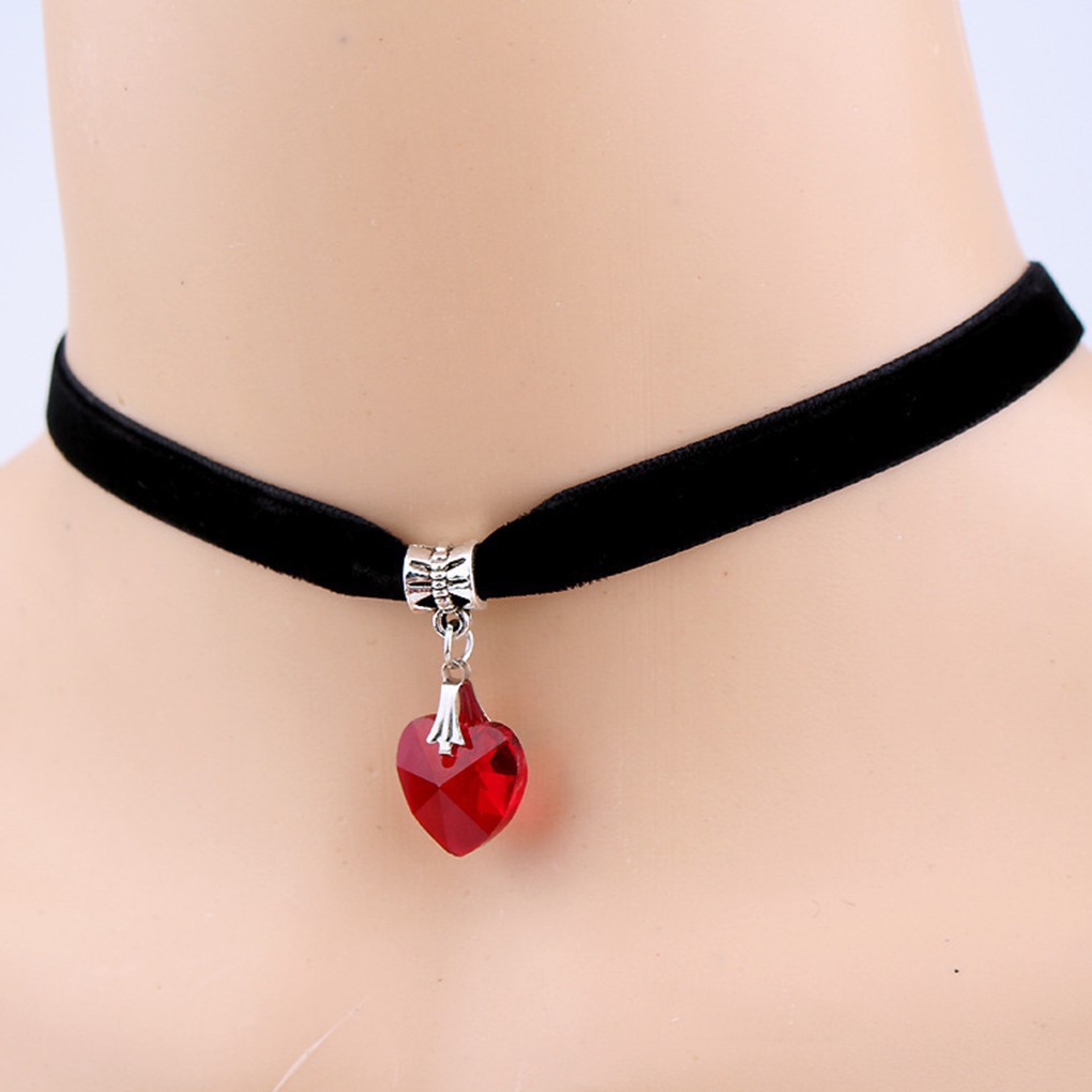 Vòng Cổ Choker Nhung Đính Đá Pha Lê Trái Tim