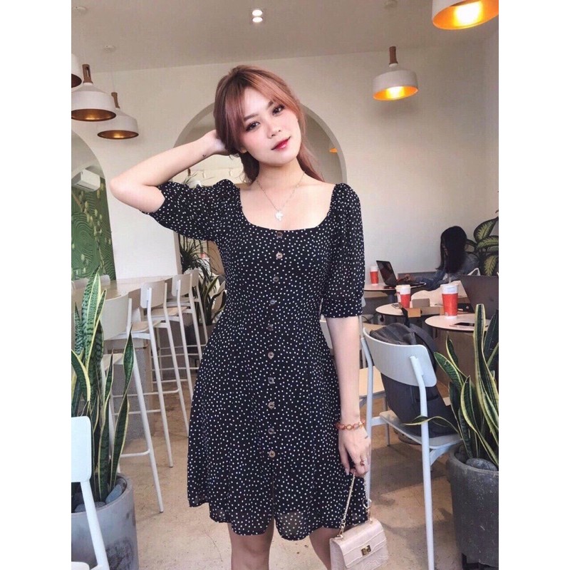 ĐẦM BI ĐEN CỔ U ĐÍNH HÀNG NÚT GỖ VINTAGE