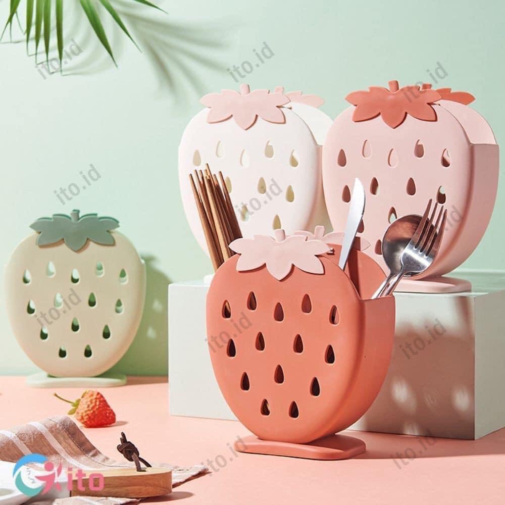 Ống cắm đũa muỗng nhựa hình quả dâu tây siêu đáng yêu vừa dùng để đồ vừa trang trí căn phòng bếp đẹp