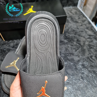 Dép Jordan Đen Logo Vàng Quai Dán