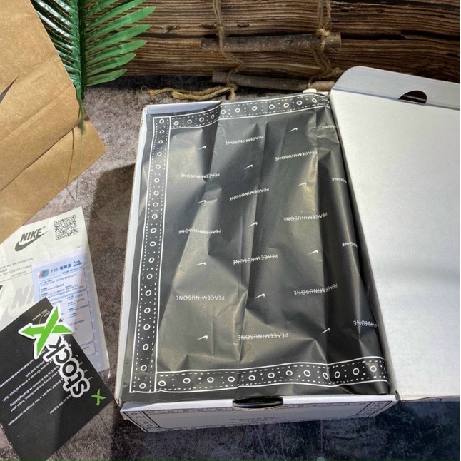 Giày thể thao đen trắng hot trend 2022 cực kì cá tính, lên chân cực đẹp.