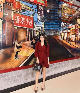 Đầm cổ V đỏ nhún