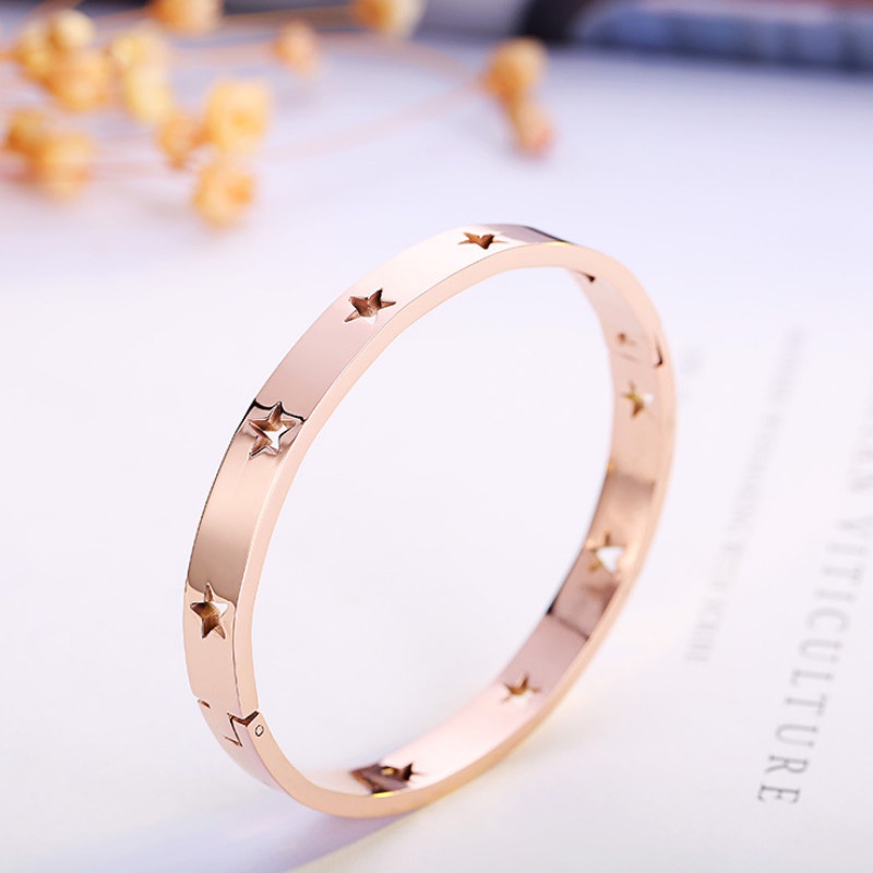 Vòng Tay Ngôi Sao Khắc Rỗng Titan Ko Đen TT 4299