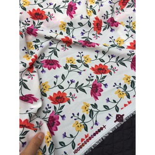 Lụa cát, chiffon cát thời trang họa tiết hoa nhí nền trắng xinh xắn