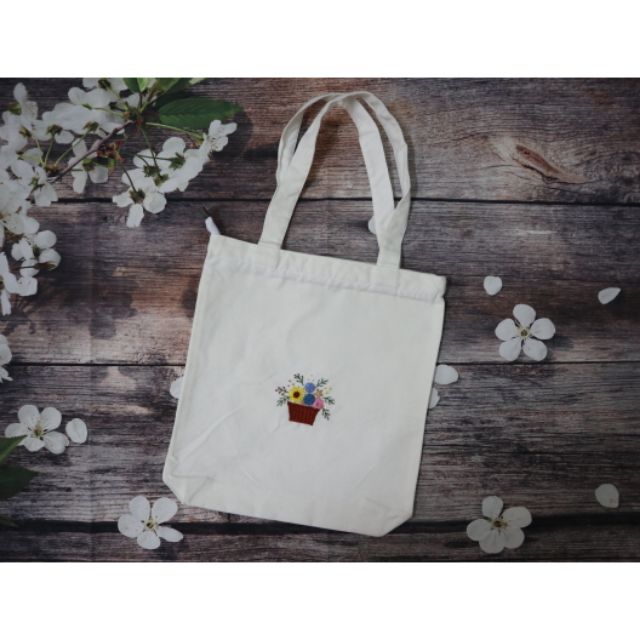 Túi canvas thêu tay - Giỏ hoa