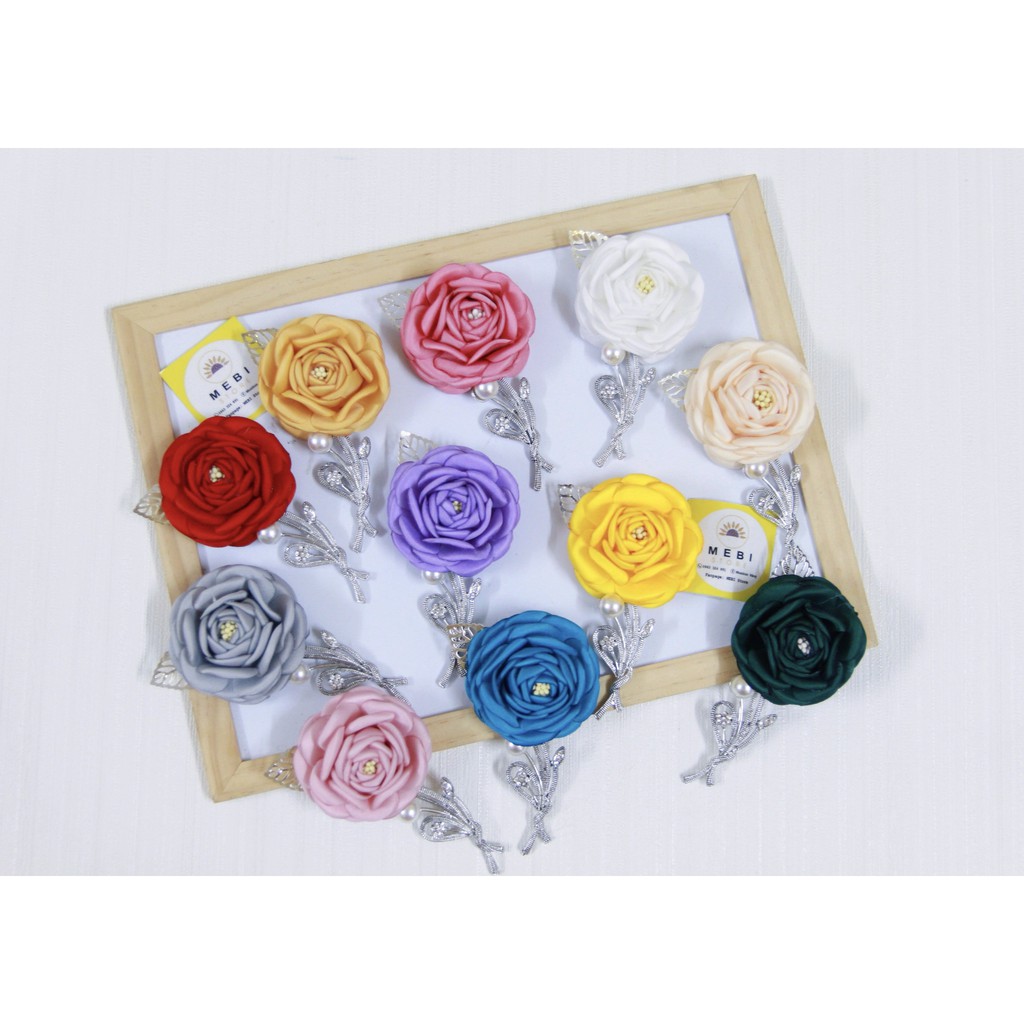 Hoa cài áo handmade mẫu hoa trà có nhụy mix cành kim loại