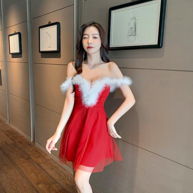 Đầm xòe cổ chữ V khoét sâu phong cách Giáng sinh quyến rũ