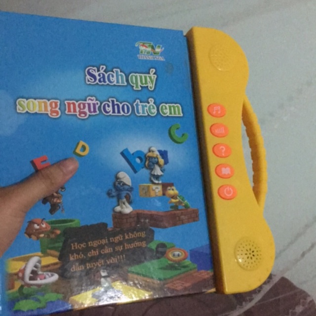 Sách song ngữ tặng kèm 3 tập tô tự xoá cho bé