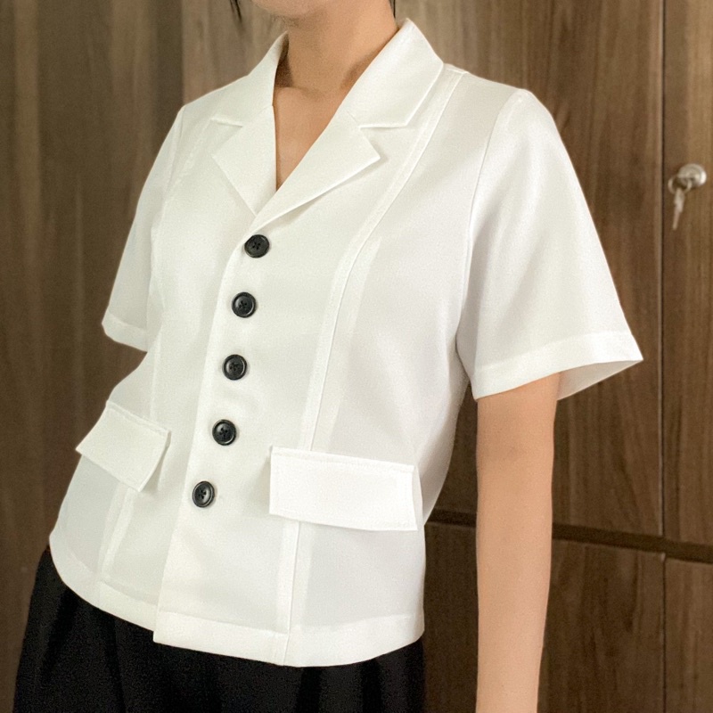 Áo blazer tay ngắn trắng freesize nút đen Kathryn.thecitilook | BigBuy360 - bigbuy360.vn