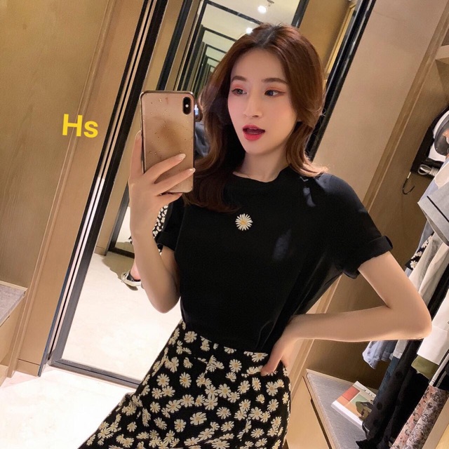 Set áo thun hoa cúc ngực + chân váy ngắn hoa cúc