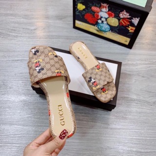 Dép mickey của năm