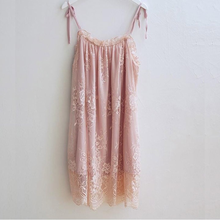 Đầm ngủ hai dây suông phối ren dễ thương màu hồng nude