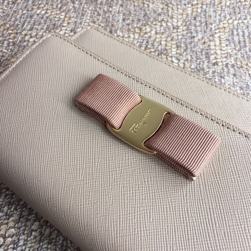 Túi đeo chéo cao cấp cho nữ thương hiệu thời trang Salvatore Ferragamo da thật