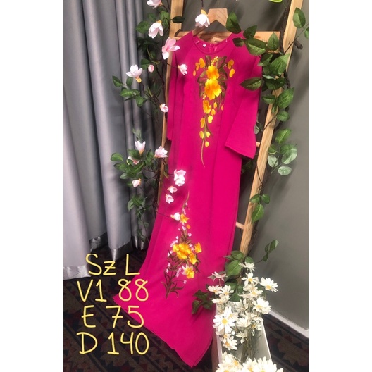 Áo dài bốn tà màu hồng tím thêu hoa