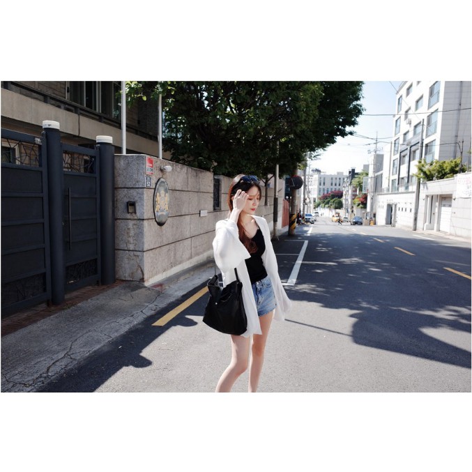Áo cardigan voan trắng dáng ngắn chống nắng đi biển. | BigBuy360 - bigbuy360.vn