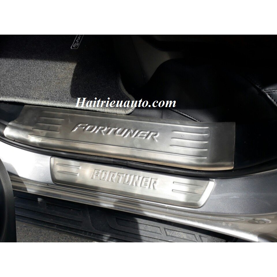 Bộ ốp nẹp Bước chân ngoài Inox Toyota Fortuner dùng chung các form xe từ 2017-2021