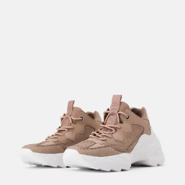 Pass lại sneaker Zara