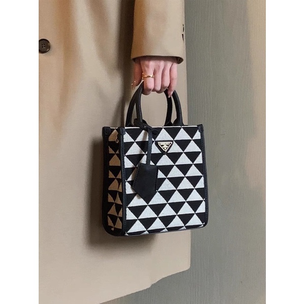 Túi 𝑴𝒊𝒐𝒄𝒓𝒂 𝑲𝒐𝒍𝒚 nền họa tiết