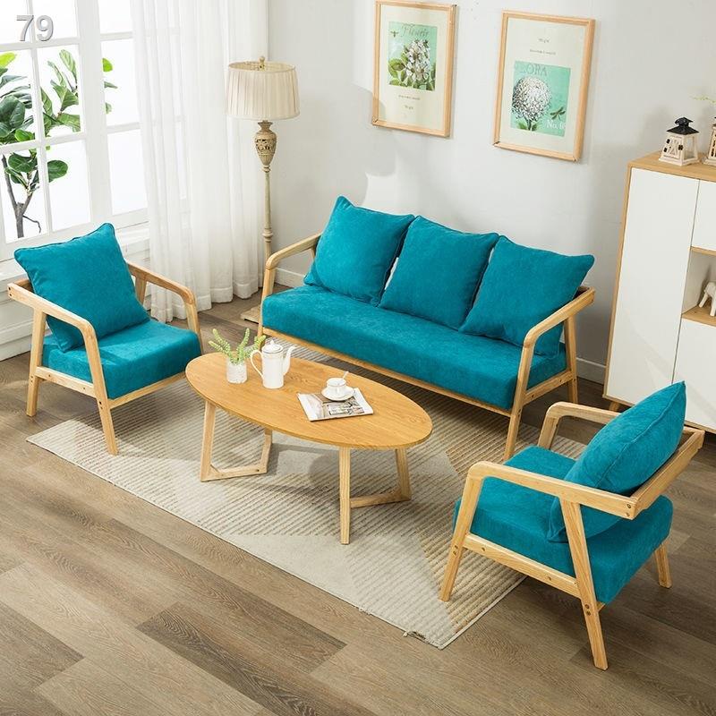 Bàn ghế sofa đơn bằng gỗ nguyên khối kết hợp bộ cà phê nhỏ giản hiện đại căn hộ đôi ban công ph