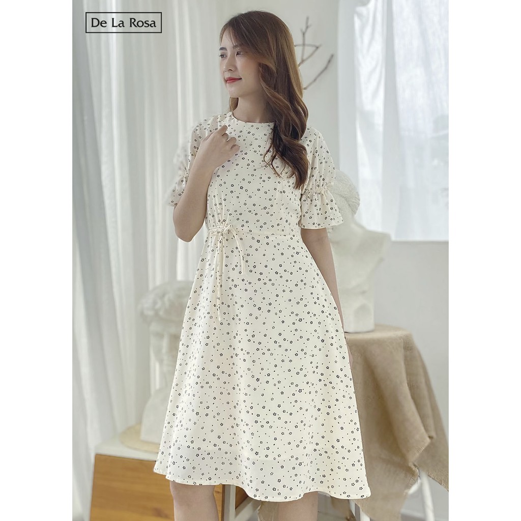 Đầm Trắng Hoa Đen Đỏ Rút Dây Eo Nhẹ Nhàng Nữ Tính - De La Rosa | BigBuy360 - bigbuy360.vn
