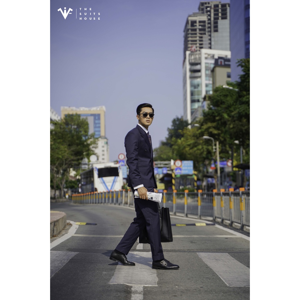 Bộ vest nam xanh navy sẫm kẻ caro, 4 khuy 3 túi, vạt nhọn, ve xếch, chất wool The Suits House