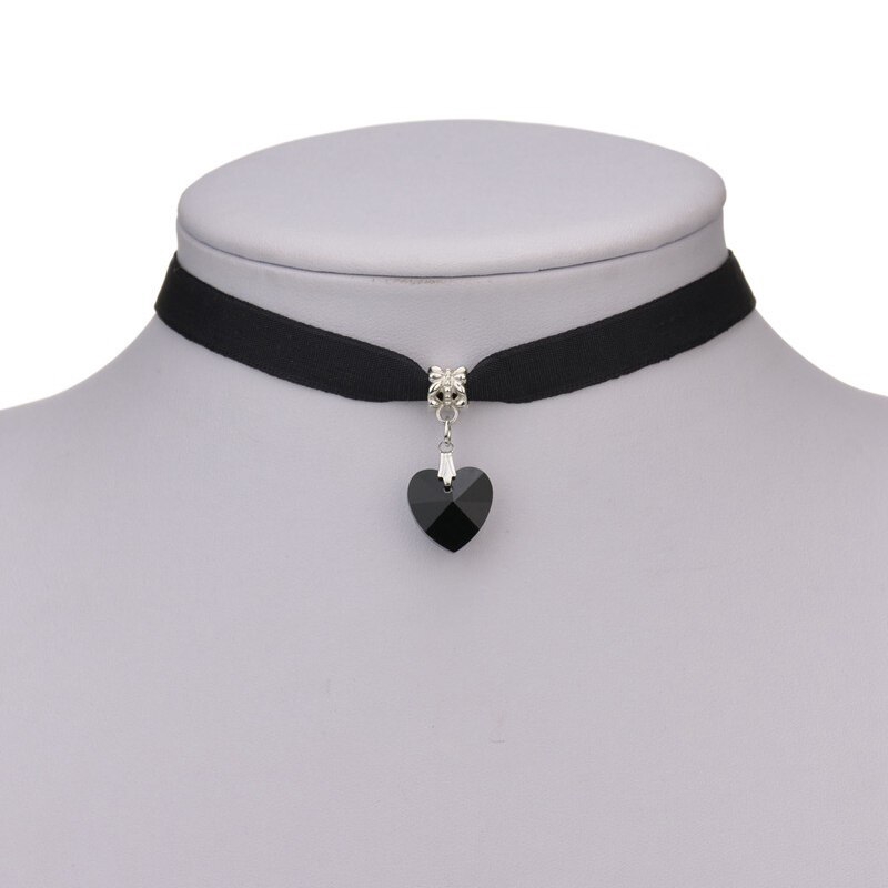 Vòng cổ choker vải ren mặt trái tim đính từ pha lê