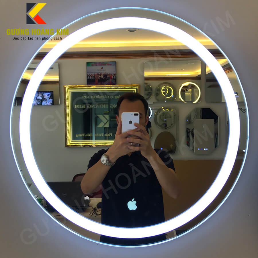 gương tròn treo tường  trang điểm có đèn led cảm đổi 3 màu trắng vàng hồng kích thước tròn 40 cm- 50cm guonghoangkim D4
