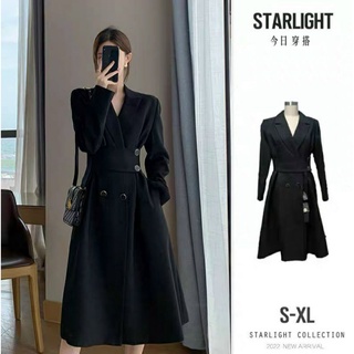 Đầm đen cổ vest dáng dài kèm đai xẻ tà