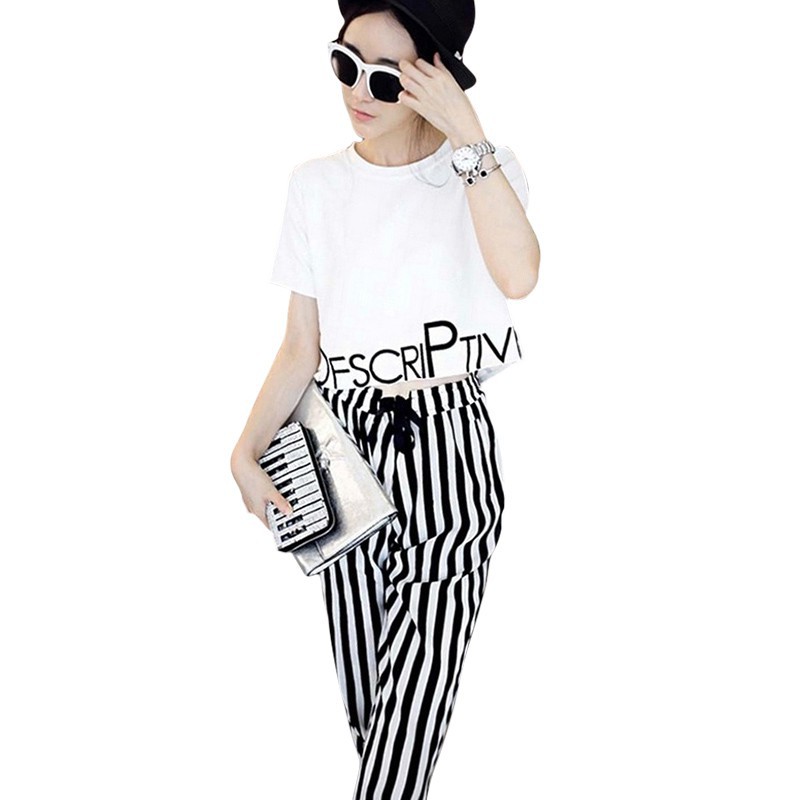 Áo thun lửng in chữ và quần dài kẻ sọc thời trang năng động cho nữ