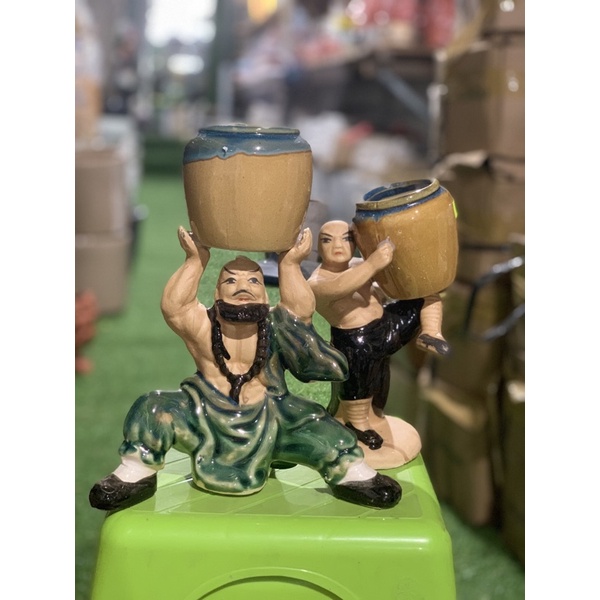Chậu tượng La Hán ôm lu