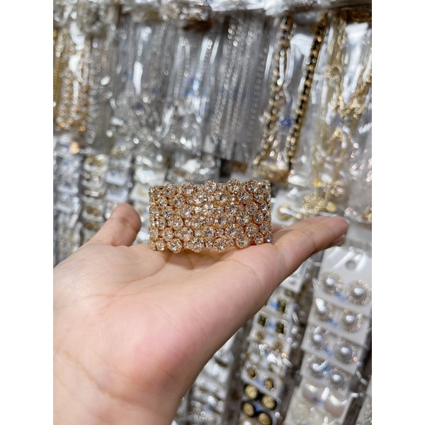 Vòng tay lò xo đính đá siêu sang