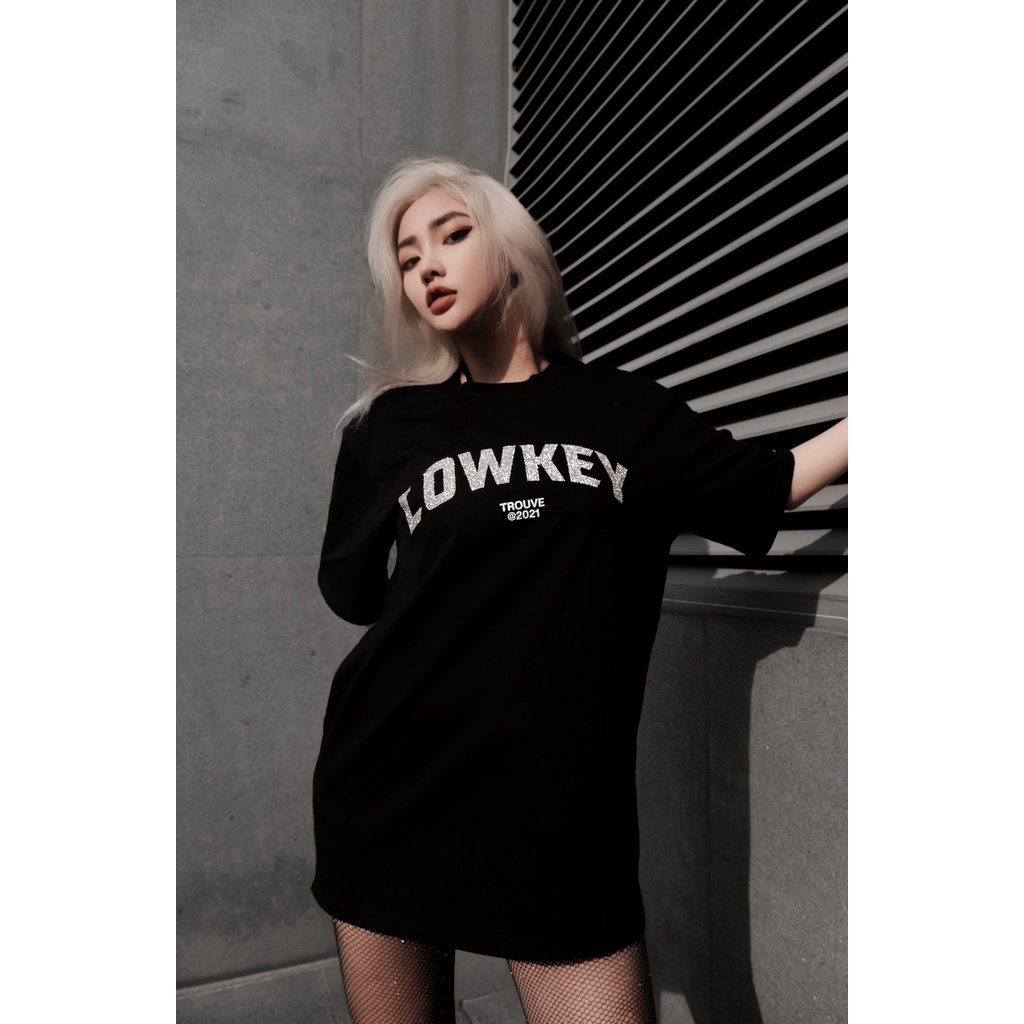 Áo thun Unisex Trouve Lowkey in nhũ bạc kim tuyến cotton 100% oversize