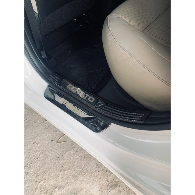 Ốp bậc cửa, nẹp bước chân trong, ngoài CARBON xe Kia Cerato 2019- 2021 vân cacbon cao cấp