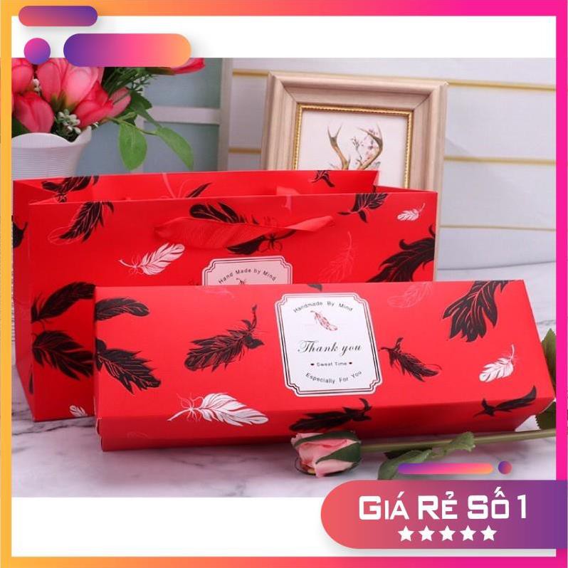 Hộp đựng bánh dứa lông vũ đỏ, vang