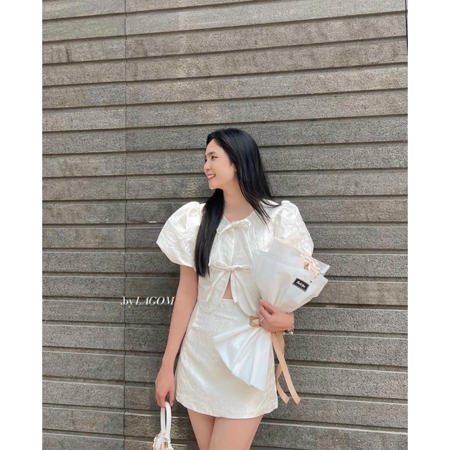 SET ÁO TRẮNG HOA NỔI CỘT DÂY THẮT NƠ + CHÂN VÁY