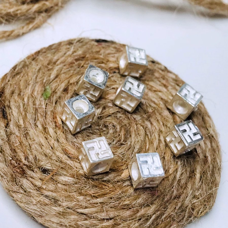 Charm bạc vuông in chữ vạn